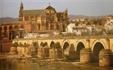 Pobytové zájezdy - Španělsko - Španělsko - Toledo - klášter San Juan de los Reyes, 1497-1504, španělsko-vlámská gotika, vpředu most přes řeku Tagus