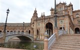 Sevilla - Španělsko - Andalusie -  Sevilla, Plaza de Espaňa, původně výstavní pavilony pro iberoamerickou výstavu v r.1929, dnes budovy státní správy