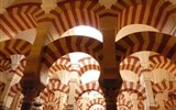 Cordóba - Španělsko - Andalusie - Cordoba, Mezquita, oblouky se stříd červených a bílých bloků - inspir. Skalním dómem v Jeruzalémě